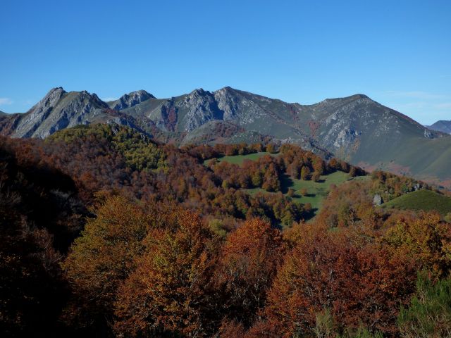 Otra toma de Sierra de Brañapiñueli y del cordal del Visu la Grande, que termina a la derecha en Pico Cuervo.